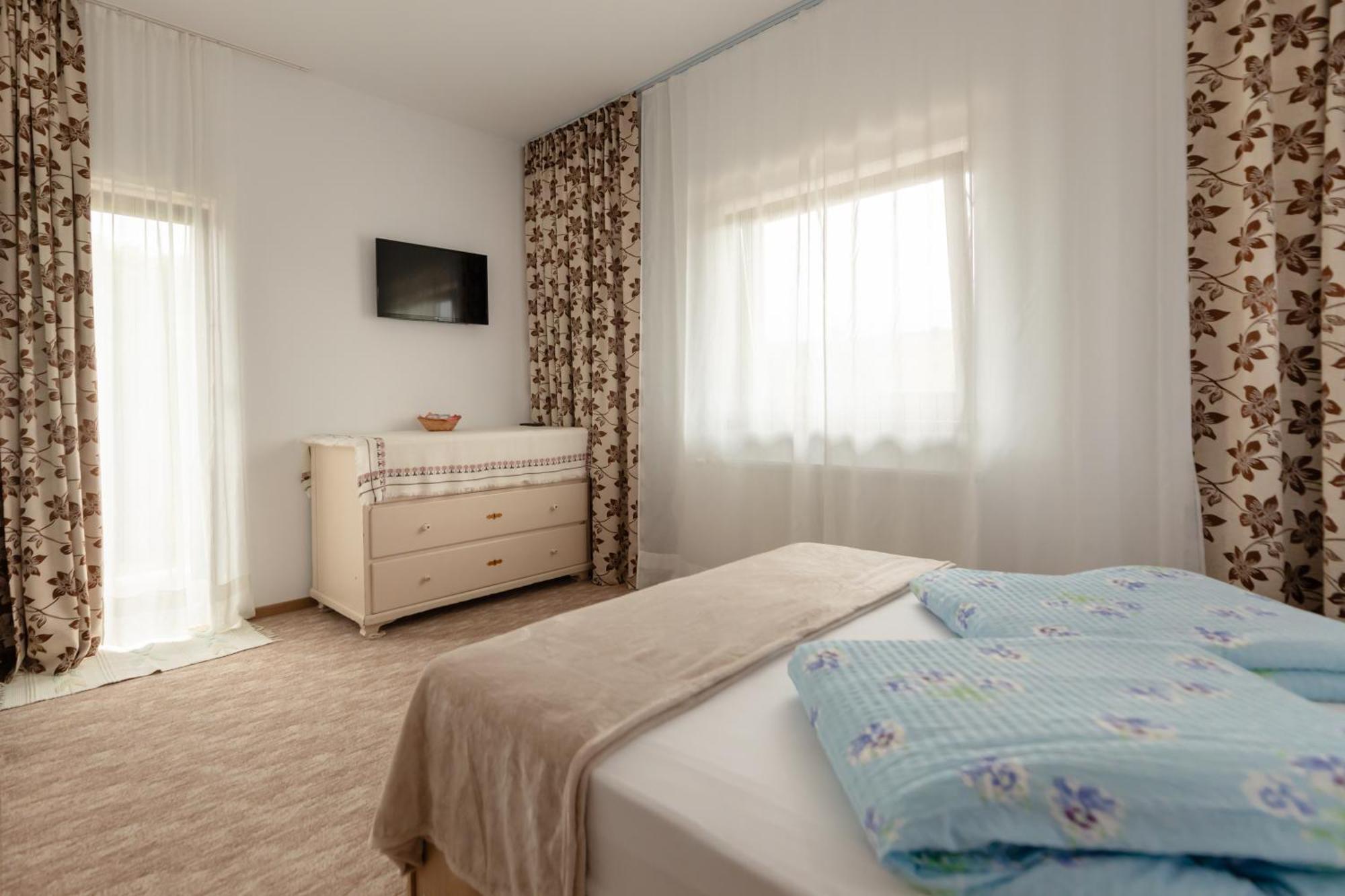Pensiunea Trei Stejari Slimnic Bagian luar foto
